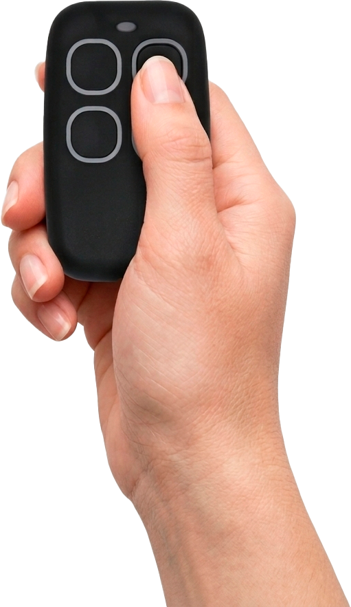 Mano pulsando un mando de puerta automática garaje