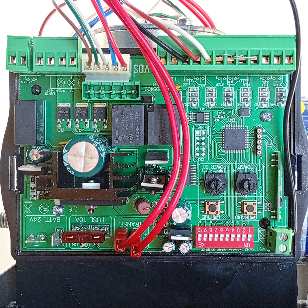 Simply624 motor corredera de 24V hasta 600kg abierto central electrónica detalle